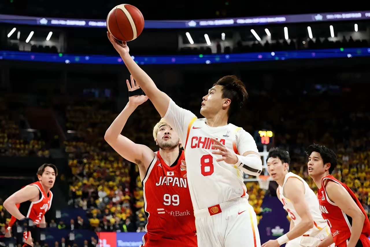 强队对决，场上球员充满斗志