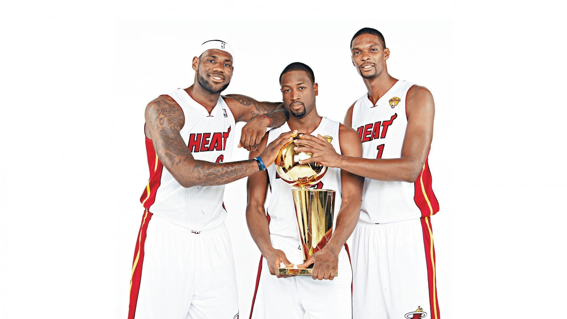 赛道与球场的双重奏，F1揭幕战悬念与开拓者奇迹夜