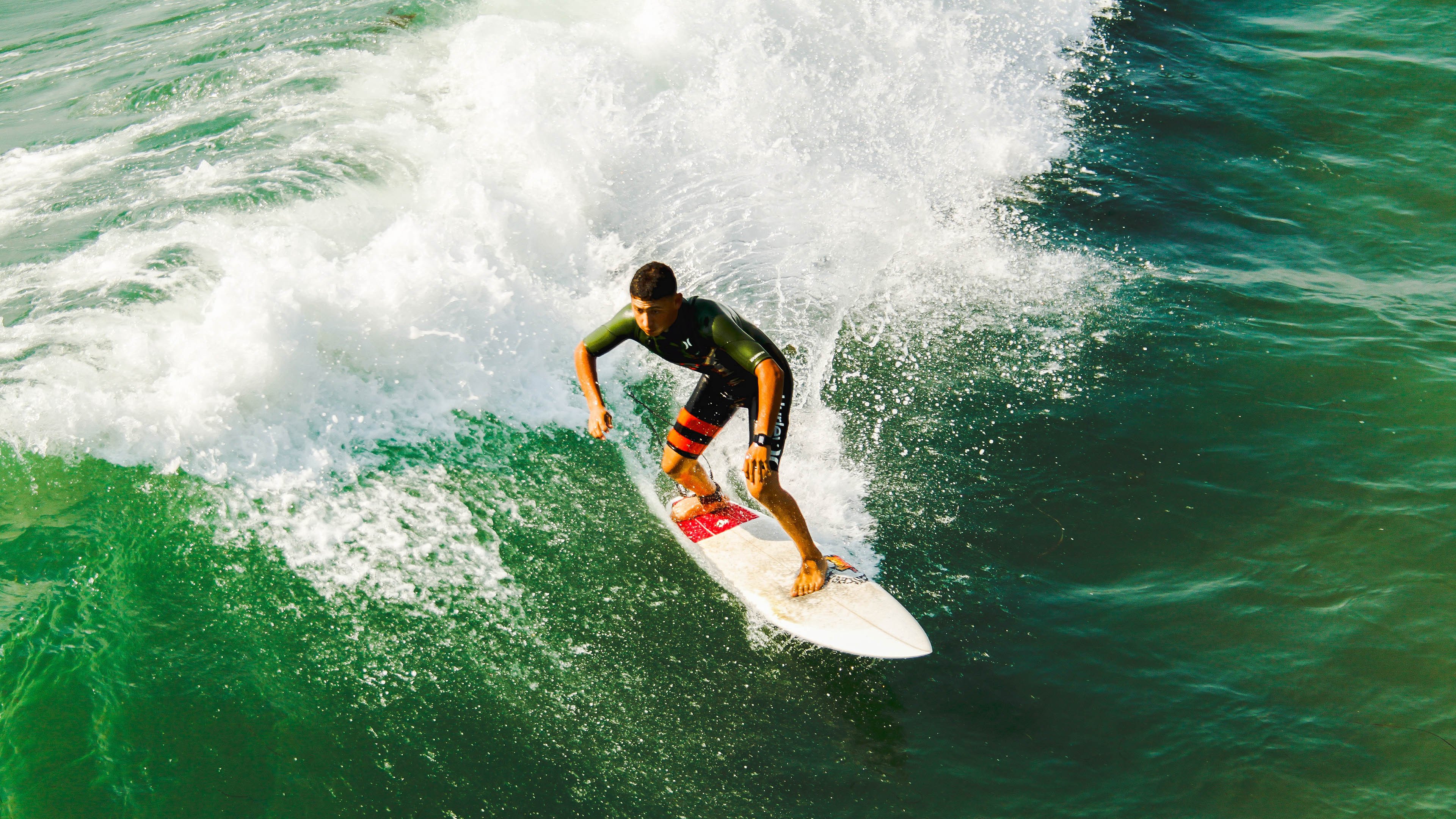 英超争冠焦点战，阿尔及利亚火力压制哥伦比亚的战术启示