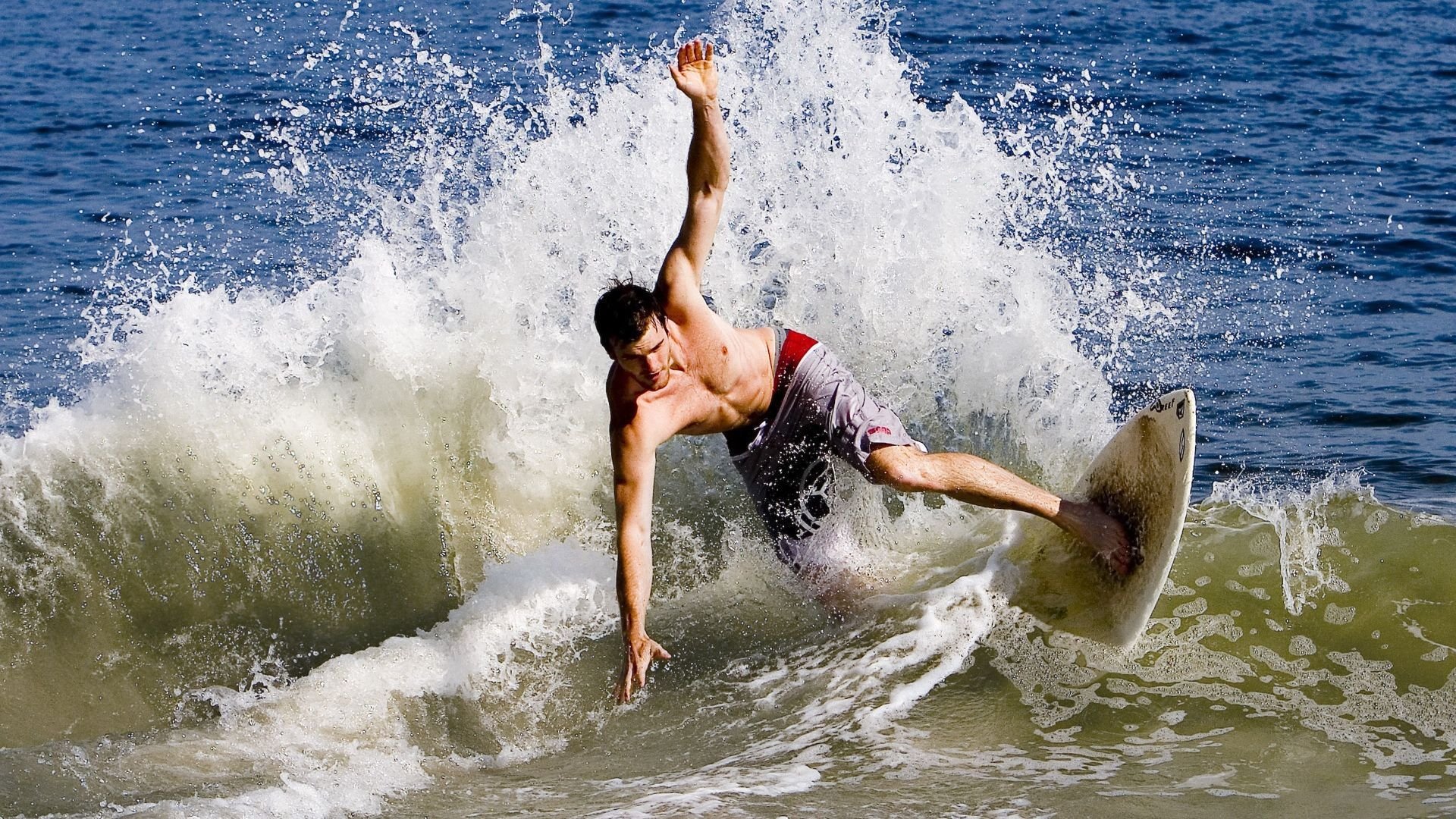 赛道之外的绿茵争锋,当塞维利亚险胜雷恩成为F1年度争冠的隐喻