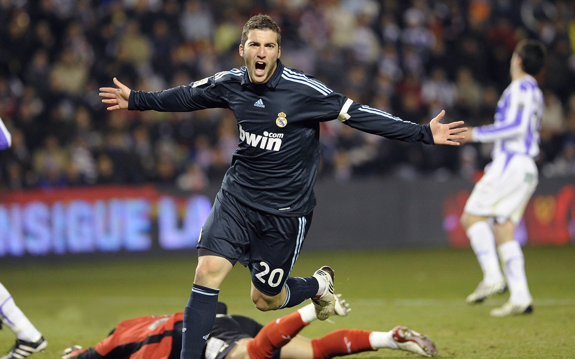 赛道上的血脉碾压，红牛车队横扫红牛二队，周冠宇扛起全队独木难支